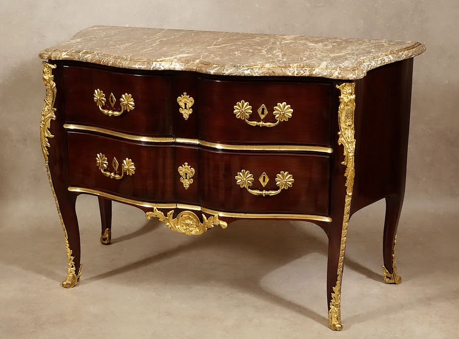 Commode 18e époque Régence garniture de bronzes ciselés et dorés meuble parisien de qualité